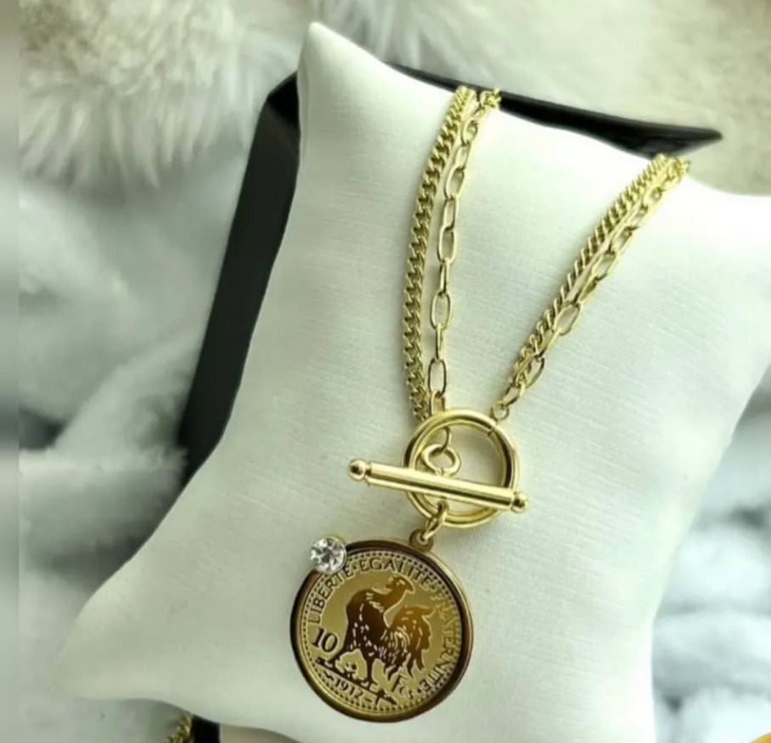 Collier chaîne dorée avec pendentif médaille et fermoir T-bar