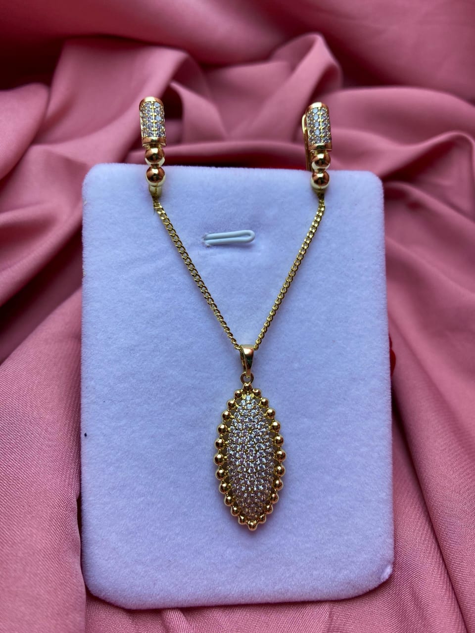Parure dorée élégante