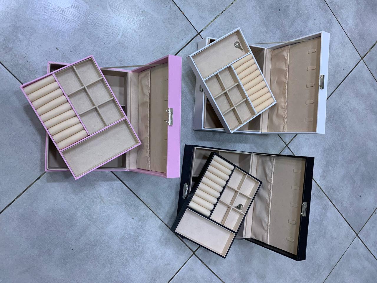Coffret à bijoux rose avec compartiments multiples