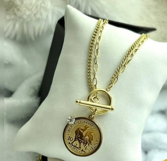 Collier chaîne dorée avec pendentif médaille et fermoir T-bar