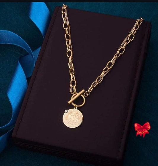 Collier chaîne dorée avec pendentif médaille et fermoir T-bar
