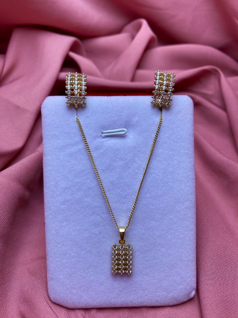 Parure dorée élégante