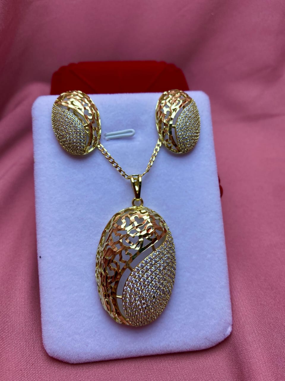Parure dorée élégante