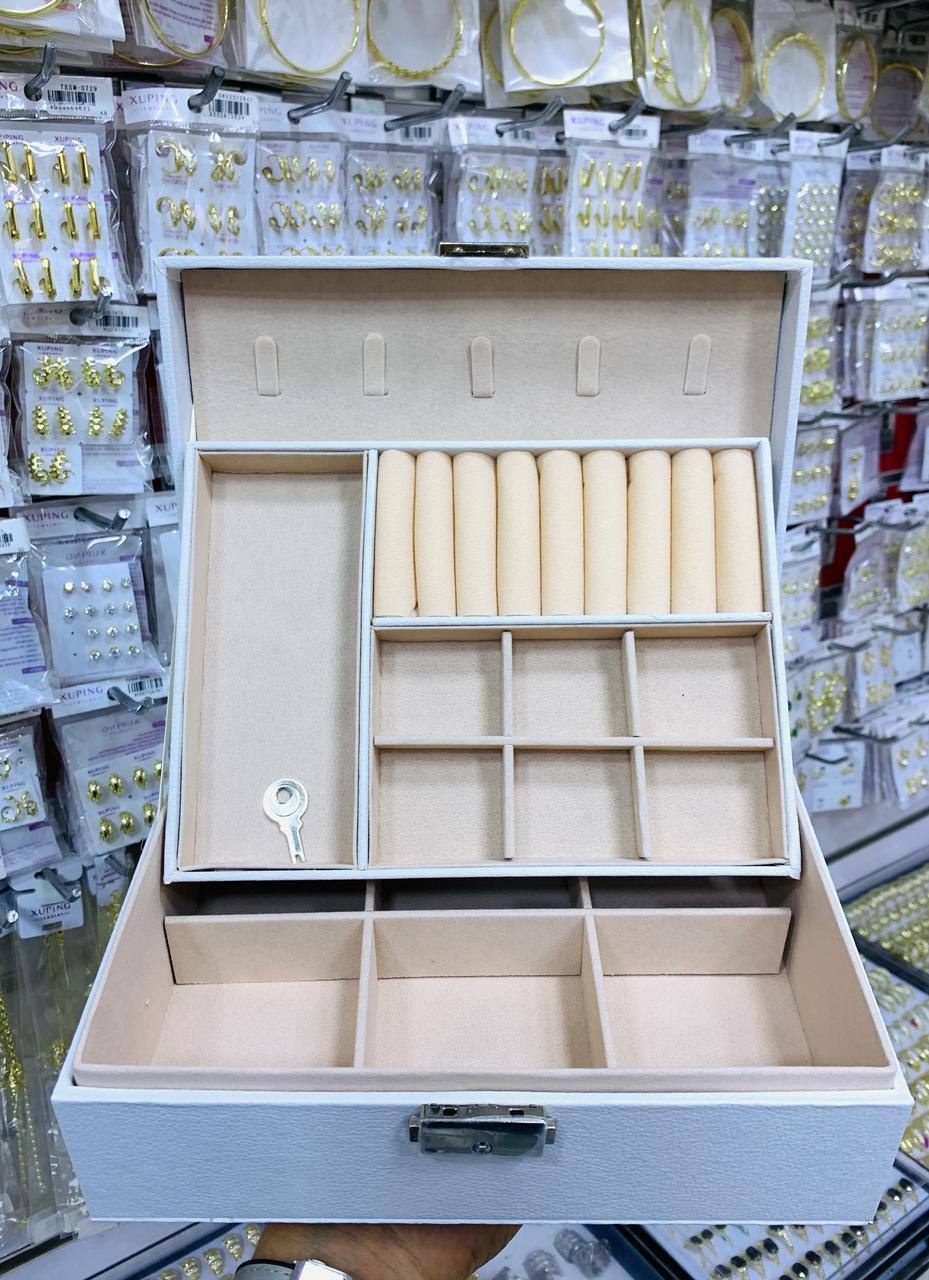 Coffret à bijoux rose avec compartiments multiples